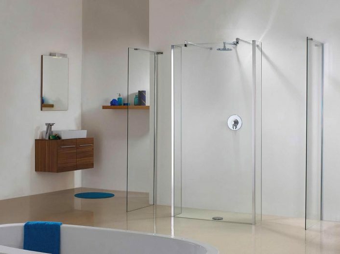 duchas modernas, baño minimalista con bañera y ducha de obra, mampara de vidrio, suelo laminado, lavabo y espjo pequeños