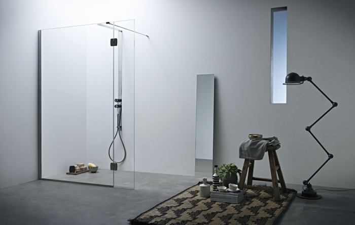 suelos para baños, baño moderno en habitación, paredes de vidrio, suelo de cemento, ventana y espejo alto