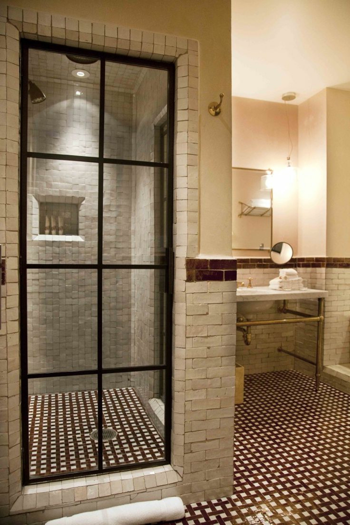duchas modernas, baño con ducha de obra, paredes de ladrillo, puerta de vidrio con marco negro, nicho en pared