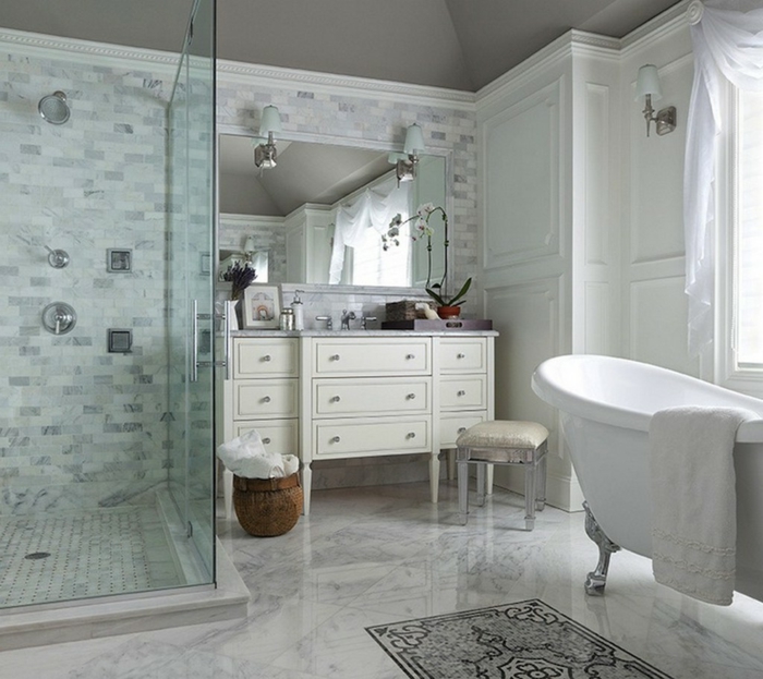 duchas de obra, baño con suelo de mármol, tocador con taburete, bañera blanca, ducha de obra con mampara de vidrio