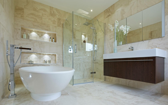 duchas de obra, baño en blanco y beige, suelo y paredes de baldosas, bañera pequyeña, ducha de obra con paredes de vidiro, orchidea blanca y espejo grande