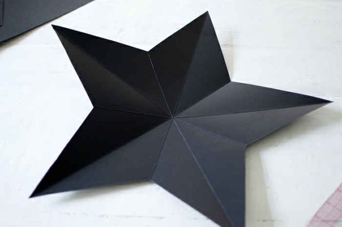 estrella de navidad, ornamento de cartón doblado en forma de estrella, etapas para conseguir una decoración tridimensional 