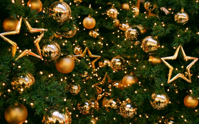 como hacer una estrella, arbol de navidad adornado de bolas y estrellas doradas de diferente tamaño, bolas relucientes y matte