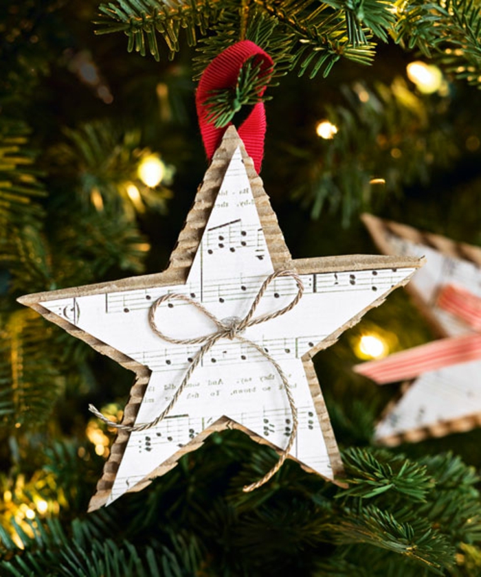 estrellas de navidad, pequeño ornamento hecho a mano en forma de estrella, hecho de cartón y partituras viejas