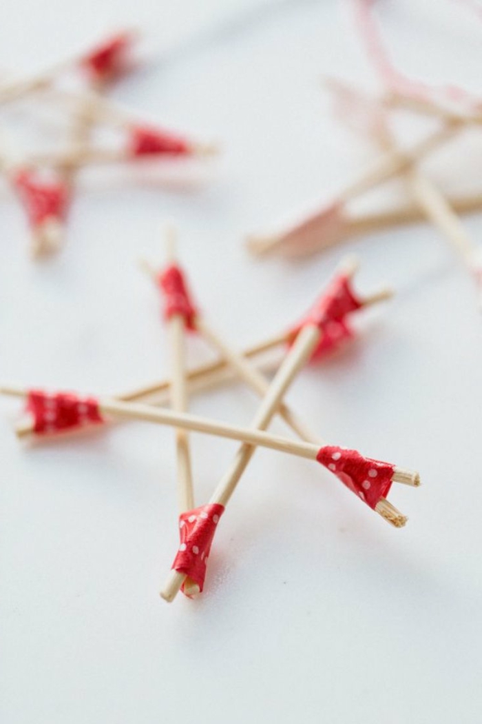 estrellas de navidad, palos de madera colocados en la forma de una estrella de cinco puntas, manualidades fáciles Navidad