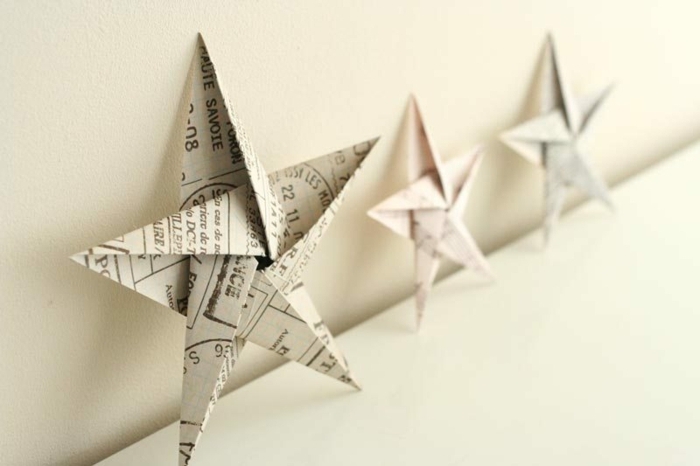 estrella navidad, tres estrellas de cinco puntos hechas de papel de periódico, manualidades faciles navideñas
