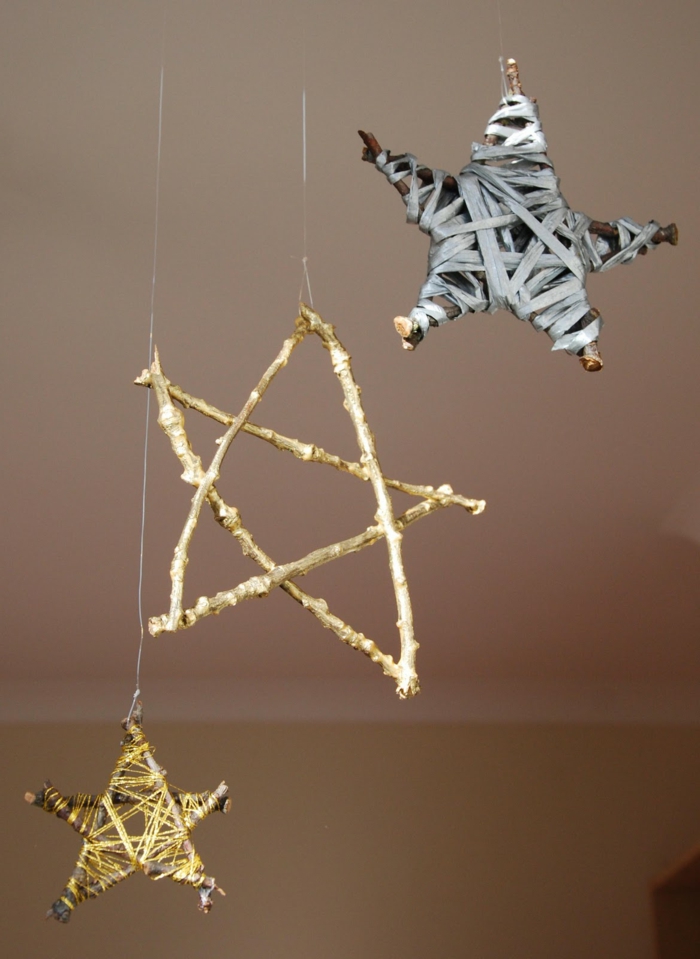tipos de estrellas, artesanías para navidad, estrellas colgadas en el techo, hechas de palos de madera y envueltas de cintas