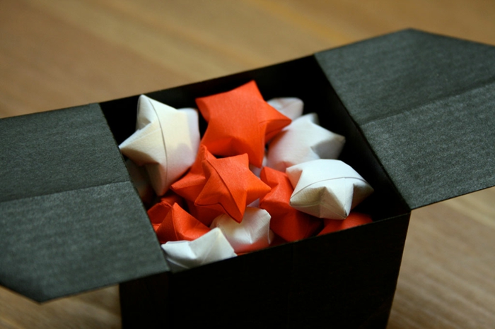 tipos de estrellas, mini-estrellas de papel en caja negra, manualidades faciles para navidad, adornos en blanco y naranja