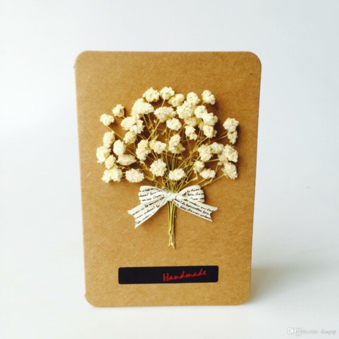 tarjetas de cumpleaós para una amiga, idea de tarjeta de cumpleaños con papel craft y miniflores naturales blancos