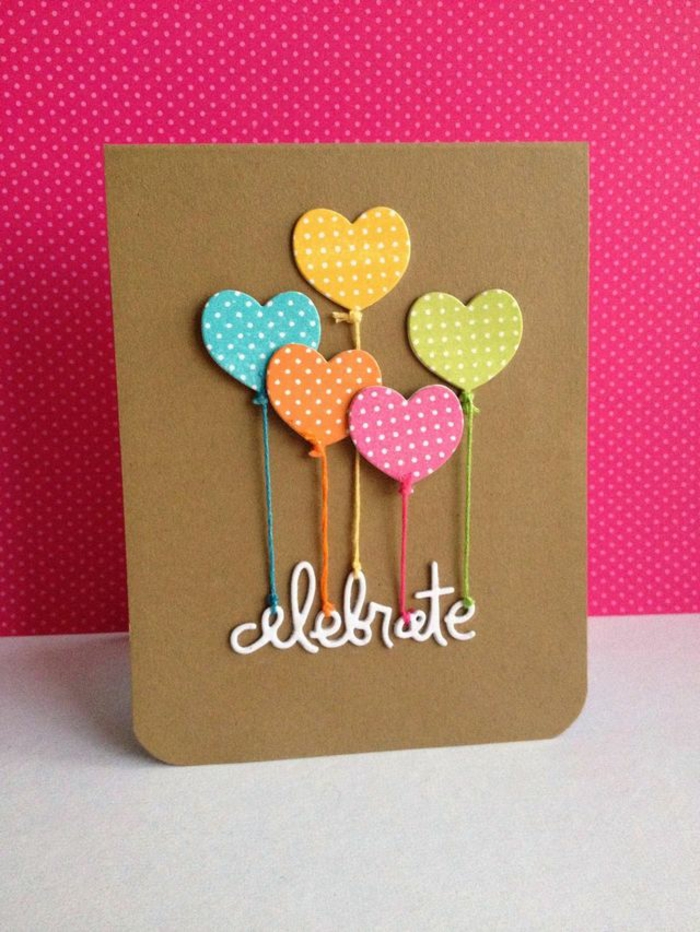 tarjetas de cumpleaños para una amiga, tarjeta de cumpleaños con globos de papel en forma de corazón pegados sobre cartón kraft 