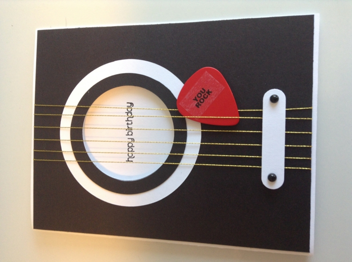 tarjetas de felicitaciones, tarjeta de cumpleaños para músicos como guitarra negra con cuerdas y pectro rojo