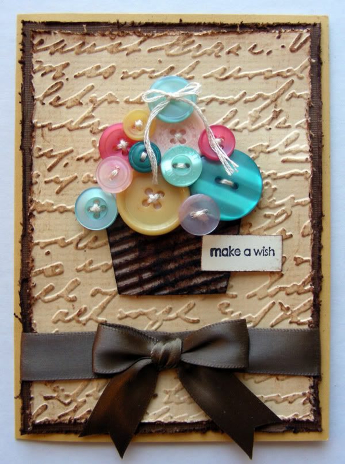 tarjetas de felicitacion, tarjeta de cumpleaños de relieve con adorno de botones de color y lazo de cinta marrón