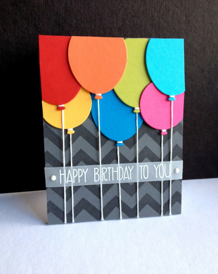 tarjetas de felicitacion, tarjeta de cumpleaños gris de relieve con globos en amarillo, verde, rojo y azul