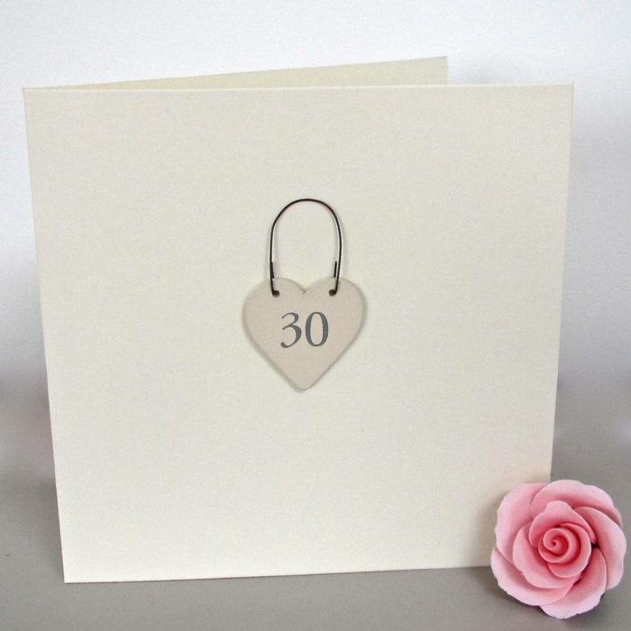 tarjetas de cumpleaños, tarjeta blanca romántica con corazón candado con el númerod e la edad y rosa