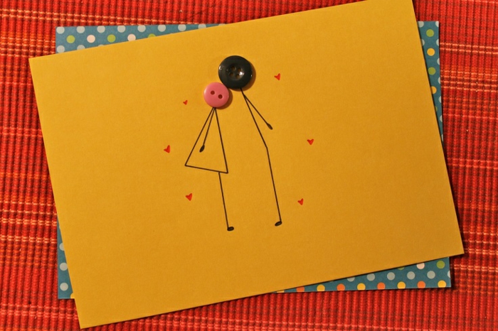 tarjetas de cumpleaños, tarjeta para pareja, papel amarillo con figuras estilizadas de hombre y mujer besándose, cabezas de botones
