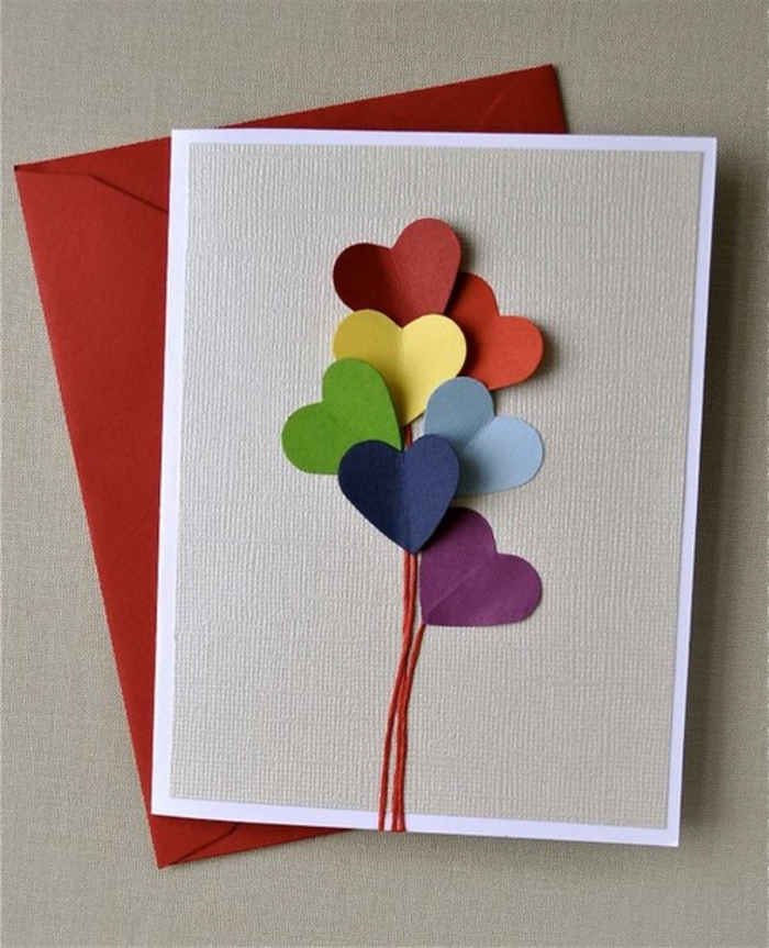 tarjetas de cumpleaños, tarjeta romántica con globo hecho con corazones en rojo, amarillo, azul y verde, sobre rojo