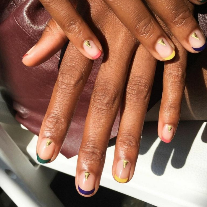 modelos de uñas, uñas cortas con esmalte transparente y manicura francesa en verde, rojo, amarillo, decoración en dorado