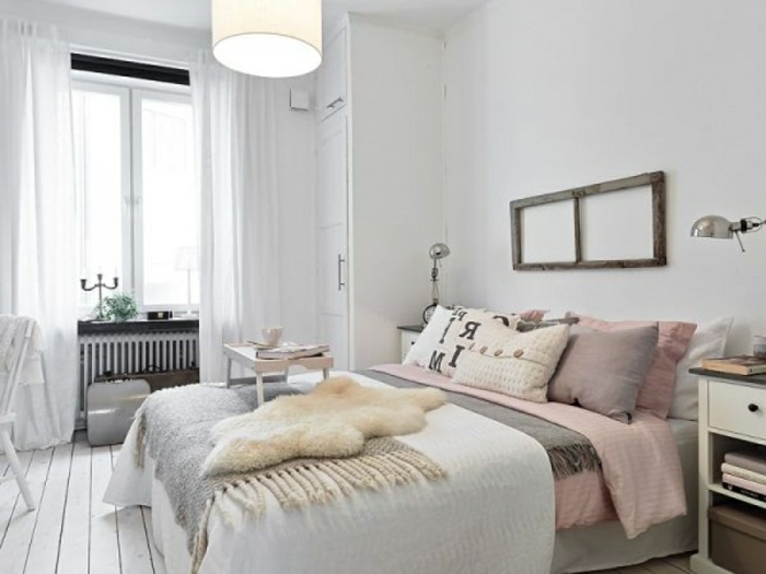 dormitorios modernos, habitación en blanco y colores claros, cortinas aireadas en blanco, decoración en estilo bohemio 