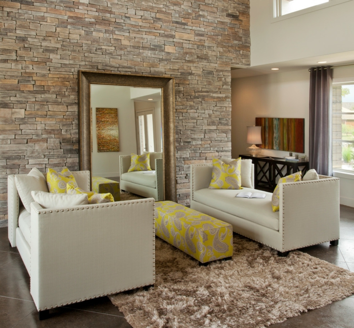 pared ladrillo, salón moderno con bancos tapizados de piel, espejo vintage grande, alfombra y pared de piedra decorativa