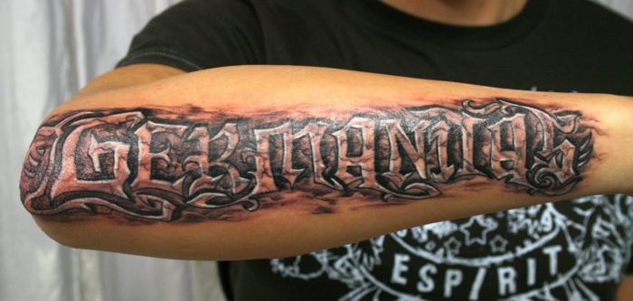 tipos de letras para tatuajes, tatuaje en el antebrazo hombre en negro y rojo con efecto 3d, fuente para tatuajes clásica