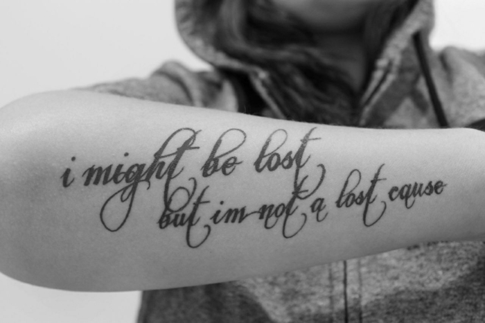 tipos de letras para tatuajes, mujer con tatuaje frase en el antebrazo, fuente cursivo, foto en blanco y negro
