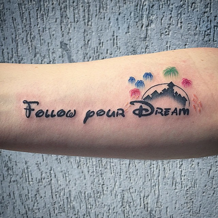tatuajes de nombres, tatuaje de antebrazo con frase, vastillo y letras estilo Walt Disney, fuegos artificiales