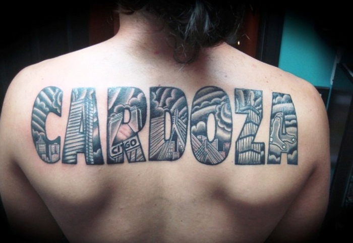 tatuajes de nombres, tatuaje de una palabra grande en espalda, letras en bloque llenas de imágenes, negro y gris