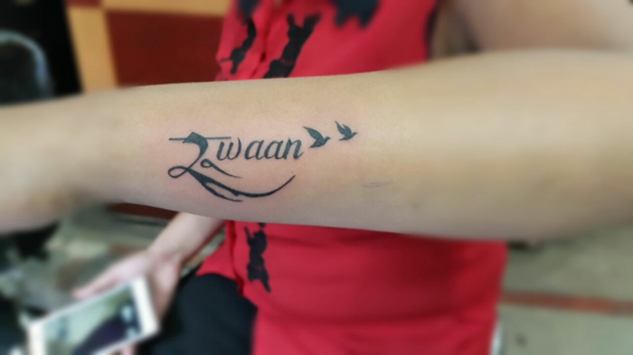 tatuajes de nombres, tatuaje delicado en el antebrazo mujer, combinación de palabra e imagen de pájaros