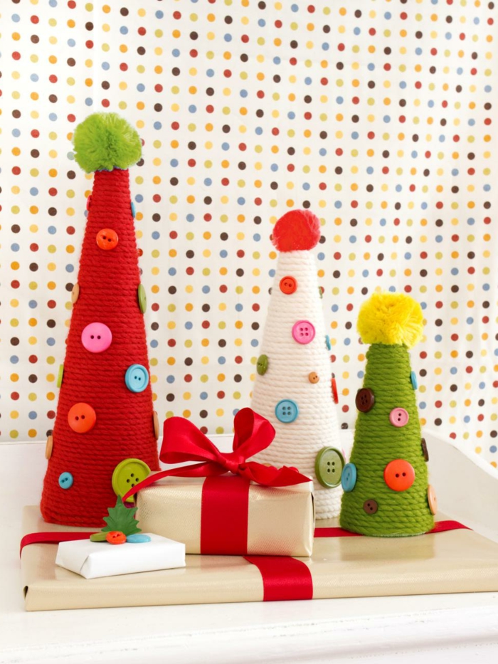 adornos de navidad caseros, conos decorativos en verde, blanco y rojo, árboles de navidad caseros 