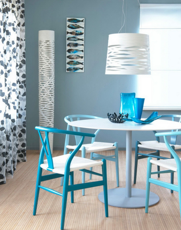 comedor moderno, colores frescos, sillas en aguamarina y beige, decoración en la pared, lámpara blanca original