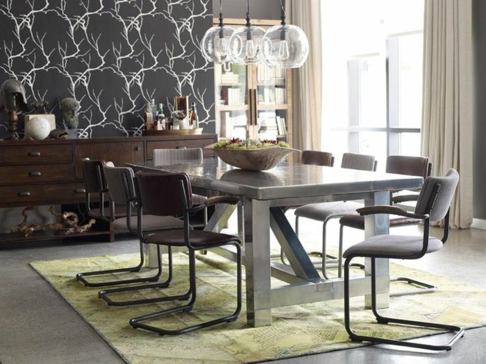 mesas de comedor moderno, mesa de mármol con sillas moderna, papel pintado en una de las paredes, lámparas originales