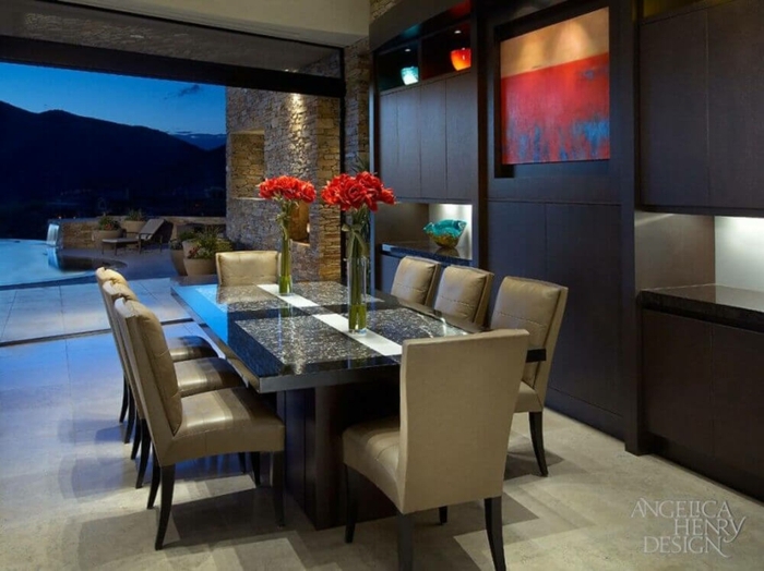 comedor moderno, comedor con bonita vista, mesa de mármol y sillas tapizadas con piel, decoración de flores rojas