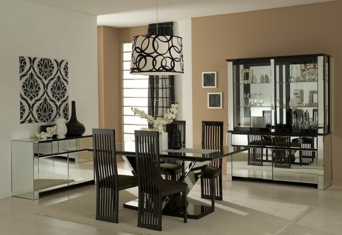 muebles de comedor, espacio en blanco y negro con una pared pintada en beige, mesa de vidrio y sillas marrones con respaldos originales