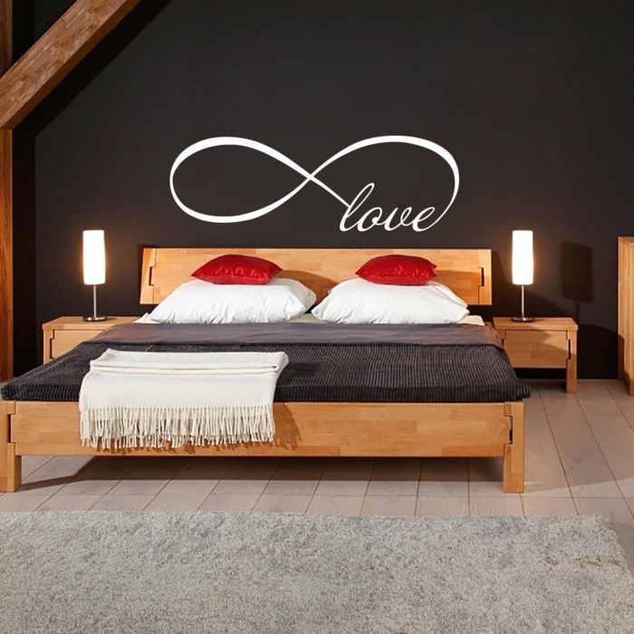 decoracion paredes, vinilo decorativo para dormitorio de pareja, vinilo blanco signo del infinito, pared oscura, cama doble