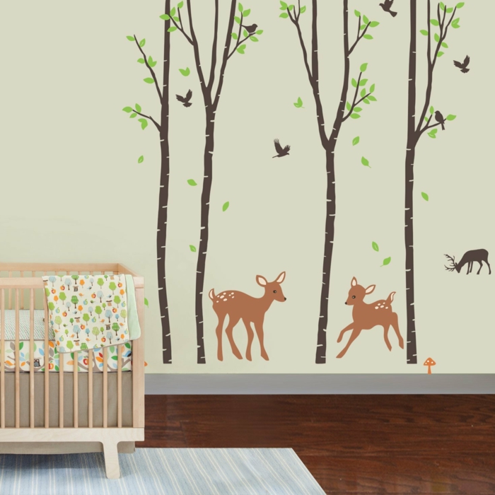 vinilos baratos, decoración de habitación de bebé, vinilos de color con árboles y bambi, litera de madera clara