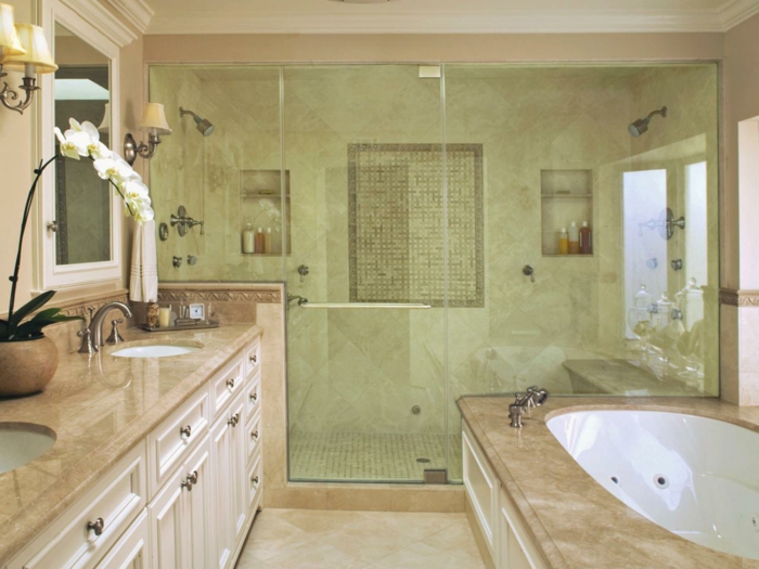ducha de obra, baño grande copn encimeras de franito, ducha de obra con nichos en la pared y puerta de vidrio, bañera y lavabo doble