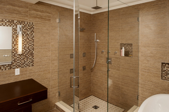 ducha de obra, baño con baldosas en tonos marrón, ducha de obra con efecto de lluvia, mampara de vidrio, decoración con gresite