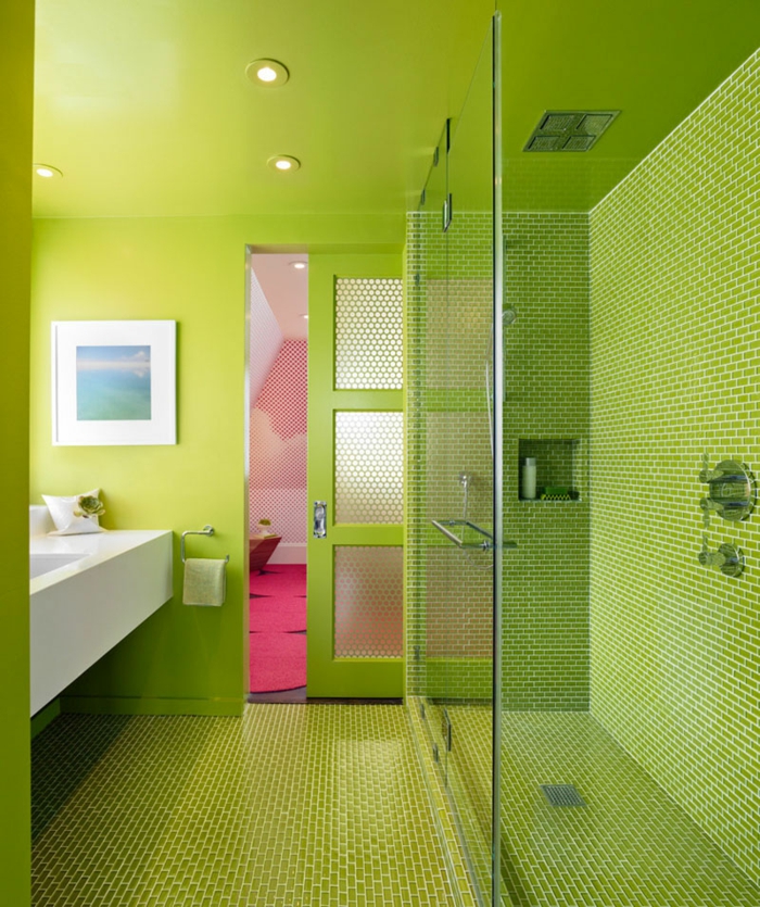 ducha de obra, baño moderno en verde, luces empotradas, ducha de obra con mampara de vidrio, paredes de gresite 