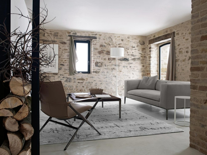 ladrillo caravista, salón pequeño con muebles vintage y alfombra, ventana pequeña y paredes de ladrillo, almacenamiento de leña