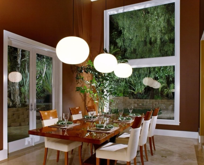 muebles de salon modernos, comedor con techo alto y dos ventanas horizontales, mesa de madera y sillas tapizadas
