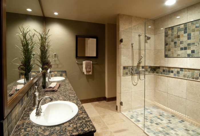 duchas de obra, baño con espejo grande, encimera de granito, lavabo doble, ducha de obra con mampara de vidrio, baldosas de acento