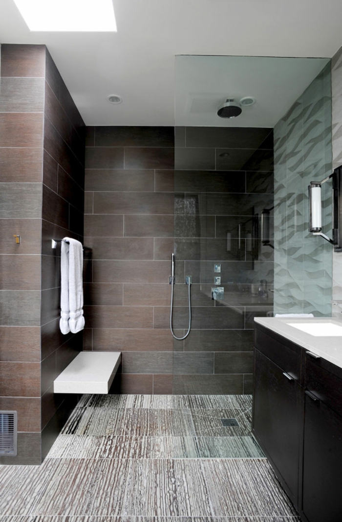duchas modernas, cuarto de baño con suelo y paredes con baldosas, ducha de obra con banco blanco, mampara de vidrio
