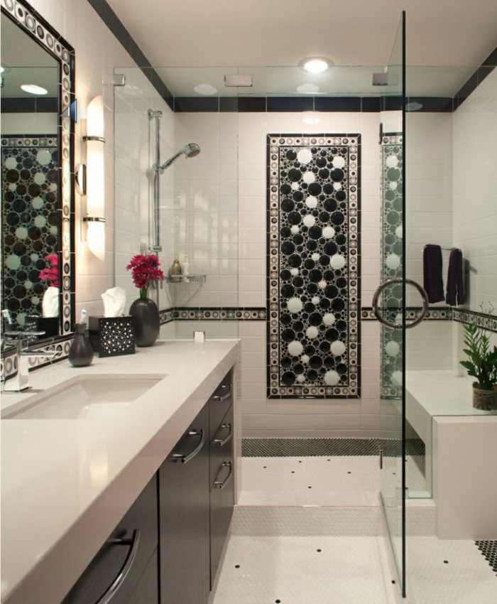 baños pequeños con ducha, ducha de obra con puerta de vidrio y pared de acento en blanco y negro, baño largo y estrecho, espejo grande