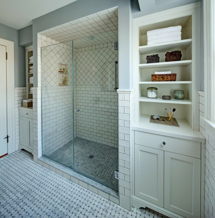 suelos para baños, baño pequeño con ducha de obra y nichos en la pared, suelo y paredes con baldosas, estanterías de madera blanca