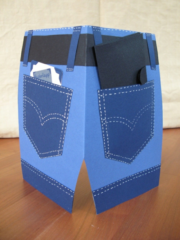 feliz cumpleaños amor, tarjeta de cumpleaños en forma de pantalones azules con bolsos ideal para hombres