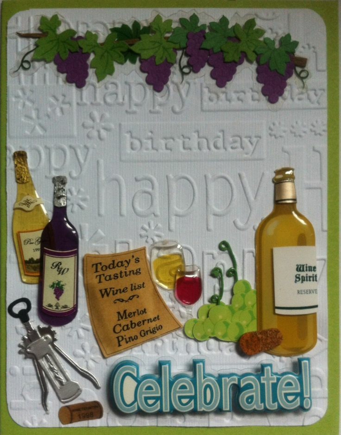 imagenes de feliz cumpleaños, tarjeta de cumpleaños para aficionados del vino, textura de relieve con botella, uvas y sacacorchos
