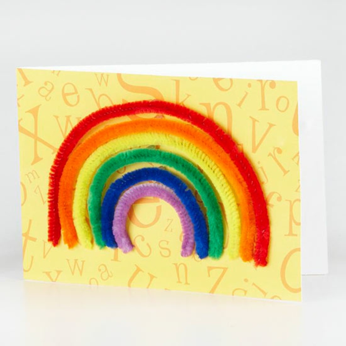 felicidades amiga, tarjeta de cumpleaños hecha a mano con cartón amarillo con letras y arco iris hecho con limpiadores de pipa