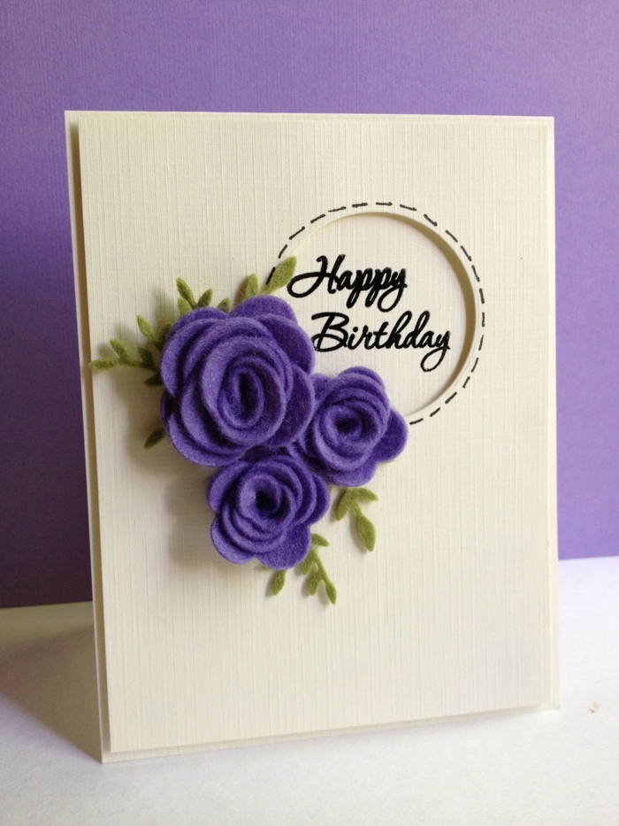 felicidades amiga, tarjeta de cumpleaños elegante en beige y púrpura, decoración con flores de tela