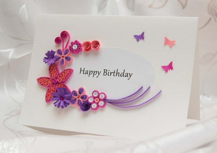 felicidades amiga, tarjeta de cumpleaños de cartón blanco. decoración con formas de papel, flores, mariposas en rosado y púrpura