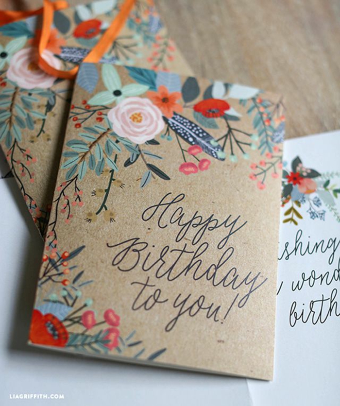 felicidades amiga, DIY tarjeta de cumpleaños con cartón kraft y flores pintadas a mano, feliz cumpleaños a ti
